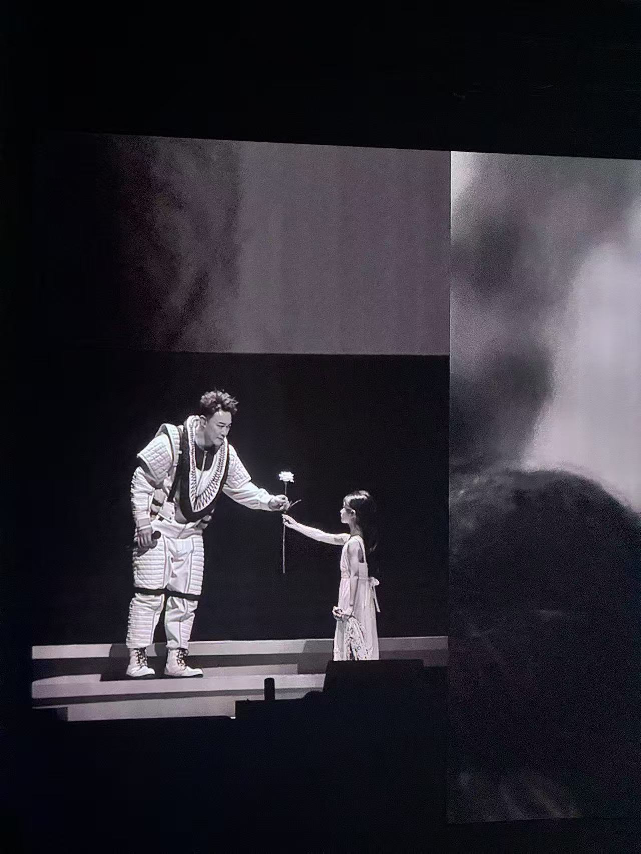A stage performance photographed in Haikou
